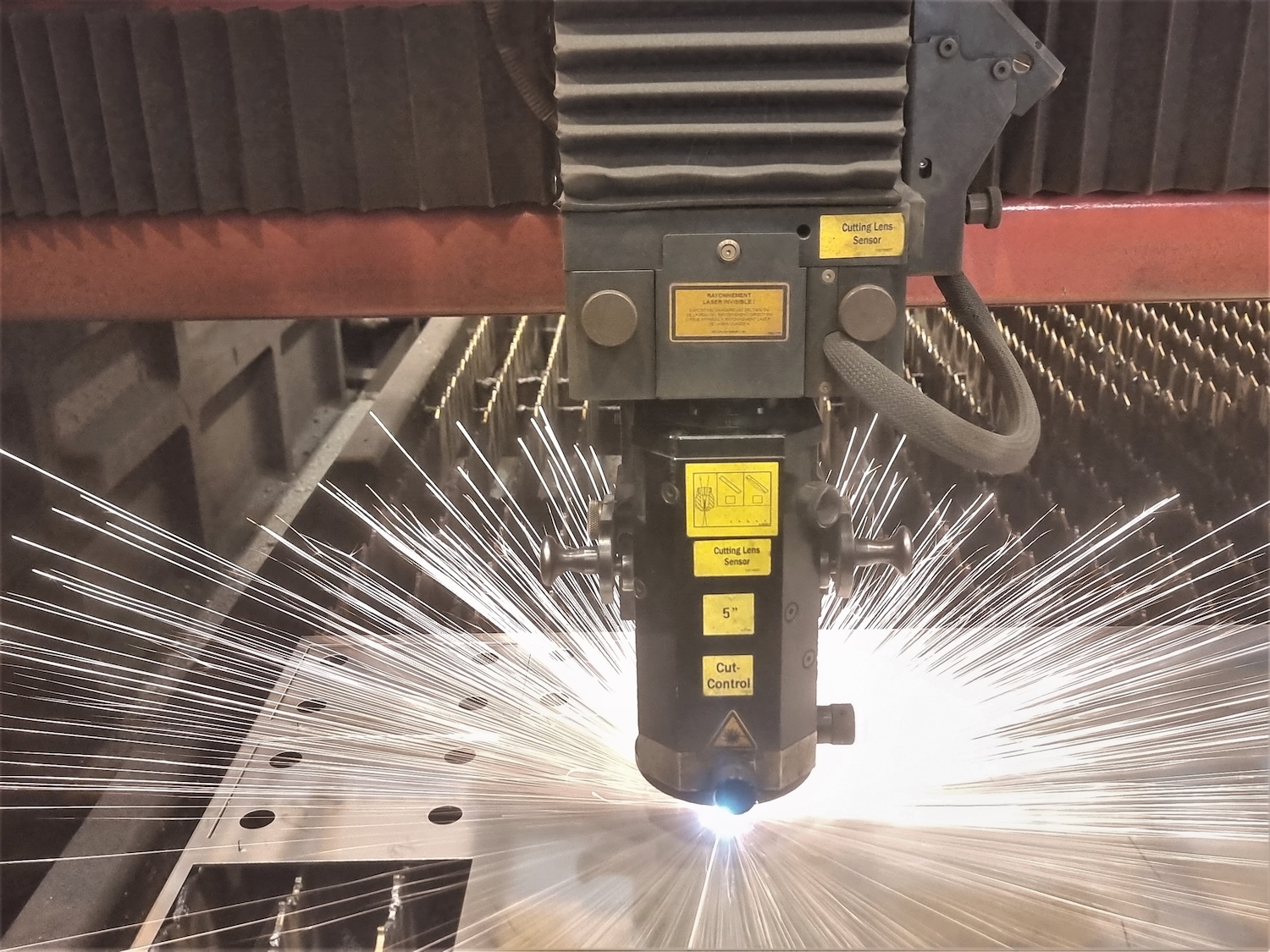 Creusalp SA - Division « Industrie lourde » - Tôlerie industrielle - Découpe laser et pliage - Tête laser
